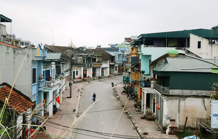 Một góc phố cổ Thống Nhất (huyện Tiên Yên) còn lưu giữ được những ngôi nhà cổ của người Hoa trước đây.