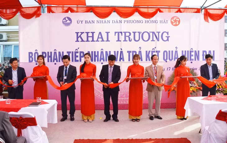 Các đại biểu cắt băng khai trương bộ phận tiếp nhận và trả kết quả hiện đại phường Hồng Hải