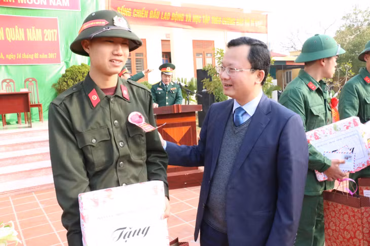 Đồng chí Cao Tường Huy, Ủy viên BTV Tỉnh ủy, Trưởng Ban Tuyên giáo Tỉnh ủy động viên tân binh lên đường thực hiện nghĩa vụ quân sự.