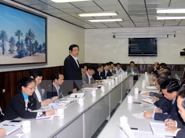 Ông Phạm Văn Thư (người đứng) nhận khuyết điểm trước Ủy ban Kiểm tra Tỉnh ủy Hải Dương. (Ảnh: Mạnh Tú/TTXVN)