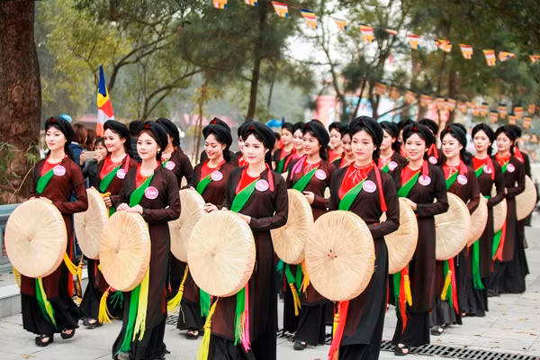 Các thí sinh Người đẹp Kinh Bắc “Du xuân trẩy hội miền quan họ”.