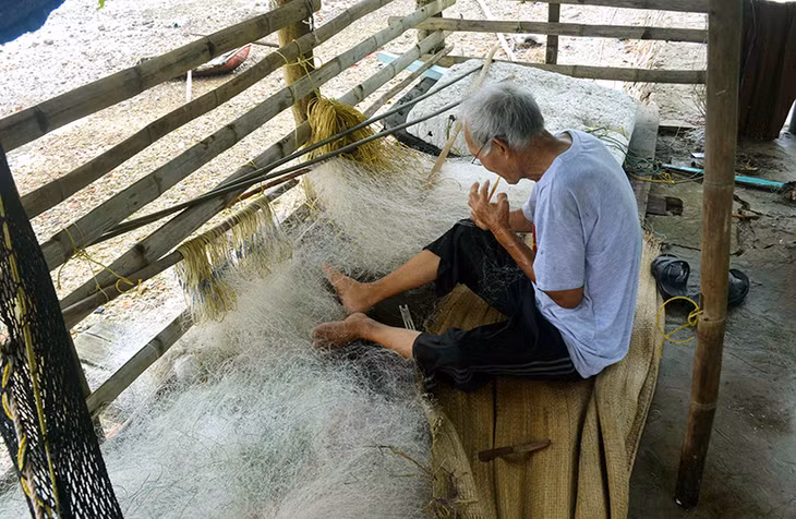 Ông Vũ Văn Phi là hộ nghèo ở thôn Thi Đua, xã Thắng Lợi sau khi học lớp đan, vá lưới ở xã đã tự trang trải cho cuộc sống, không còn phải phụ thuộc vào con cháu.