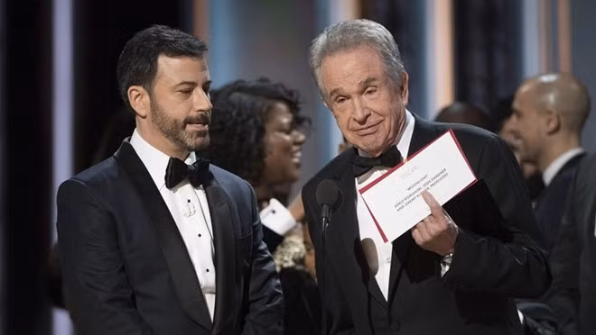Tài tử Warren Beatty trở thành tâm điểm của sự cố không ai ngờ tới tại lễ trao giải Oscar 2017. Ảnh: AP.