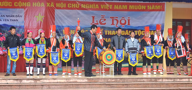 Gióng trống khai mạc lễ hội.