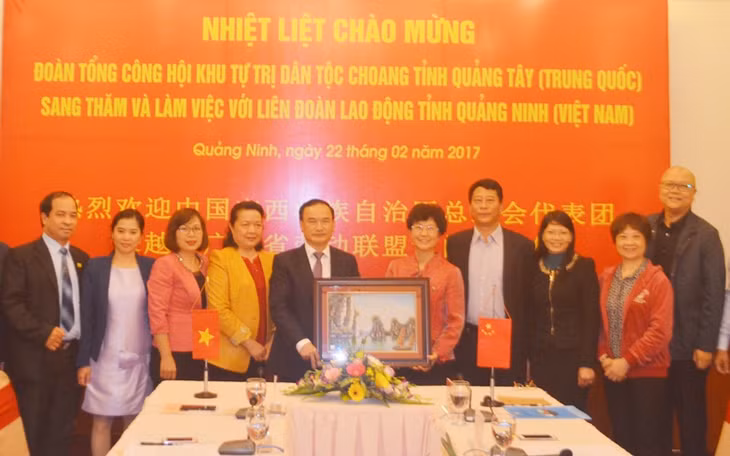 Lãnh đạo LĐLĐ tỉnh Quảng Ninh trao quà lưu niệm cho đại diện Tổng Công hội Khu tự trị dân tộc Choang tỉnh Quảng Tây (Trung Quốc)