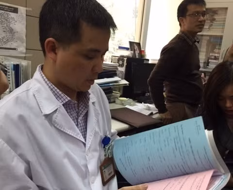 ThS. BS Nguyễn Trung Nguyên, Phụ trách Trung tâm Chống độc, Bệnh viện Bạch Mai, Hà Nội đang xem bệnh án của bệnh nhân bị ngộ độc paraquat.
