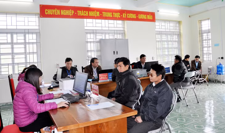 Cán bộ xã Nam Sơn hướng dẫn người dân giải quyết các TTHC tại Bộ phận tiếp nhận và trả kết quả hiện đại của xã.