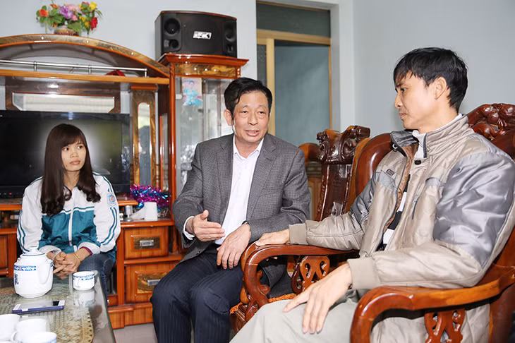 Đồng chí Triệu Đức Hương, Phó Bí thư Huyện ủy, Chủ tịch UBND huyện Hoành Bồ (thứ 2 trái sang) vận động gia đình anh Nguyễn Đức Công, thông Đồng Cao, xã Thống Nhất, huyện Hoành Bồ nhận tiền và bàn giao mặt bằng.