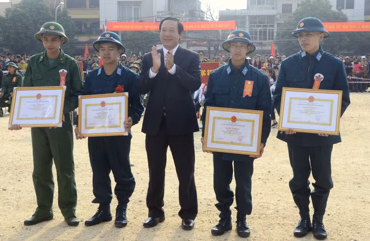 Đồng chí Mạc Thành Luân, Phó Bí thư Huyện ủy, Chủ tịch UBND huyện Vân Đồn tặng bằng khen cho các thanh niên ưu tú đã tình nguyện viết đơn xin nhập ngũ