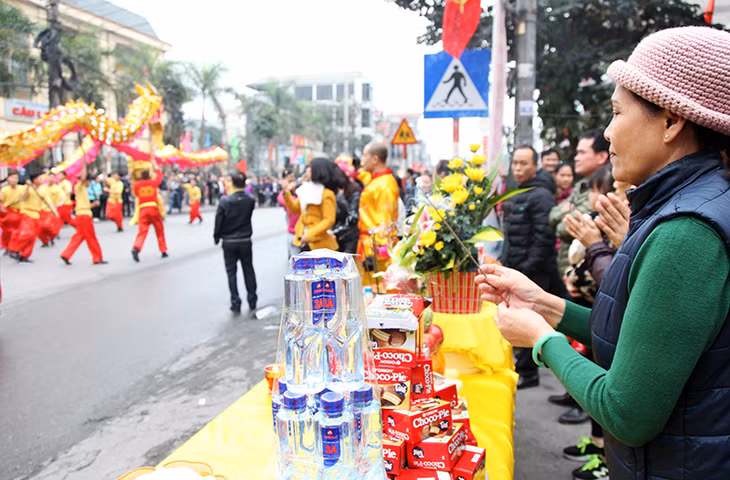 Việc chuẩn bị những mâm lễ như thế này đã thành truyền thống của nhân dân khu vực Đền Cửa Ông