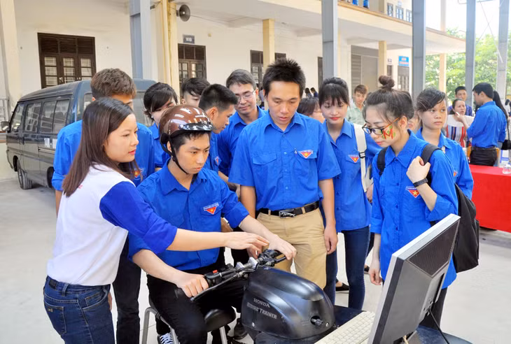 ĐVTN, HSSV thực hành lái xe an toàn tại Ngày hội TTN với văn hóa giao thông năm 2016.