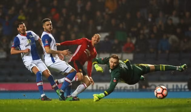  Zlatan Ibrahimovic ghi bàn giúp Man United vượt qua Blackburn Rovers ở vòng 5 cup FA. Ảnh: Daily Mail.