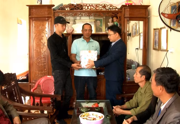 Đại diện chính quyền, đoàn thể xã Thanh Lân tặng quà anh Bùi Văn Long lên đường nhập ngũ.