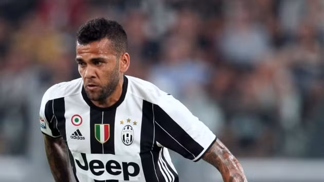  Dani Alves rất muốn thi đấu tại Ngoại hạng Anh trước khi giải nghệ. Ảnh: Gazzetta dello sport.