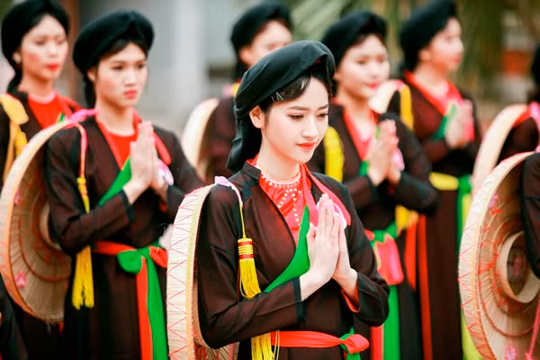 Áo tứ thân mớ ba mớ bảy tha thướt làm thân hình của các cô gái gọn gàng, thon thả và khoe được những đường nét gợi cảm nhưng e ấp kín đáo của một thiếu nữ.