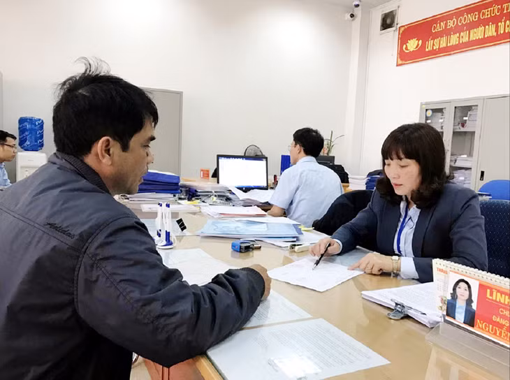 Cán bộ Trung tâm Hành chính công TX Đông Triều hướng dẫn công dân giải quyết thủ tục hành chính.