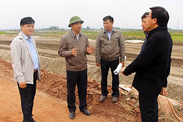 Đồng chí Vũ Văn Diện, Phó Chủ tịch UBND tỉnh kiểm tra tiến độ thực hiện đường nối cao tốc Hạ Long - Hải Phòng với KCN Nam Tiền Phong.