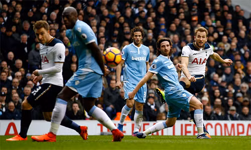 Kane lần thứ tư lập hattrick cho Tottenham ở Ngoại hạng Anh. Ảnh: Reuters.
