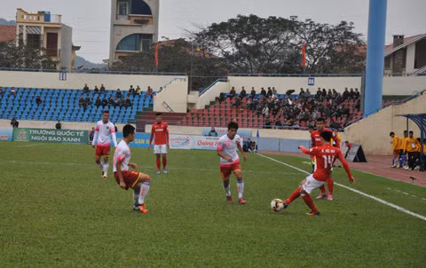 Các cầu thủ Than Quảng Ninh (áo đỏ) đã có trận thắng đậm 3-0 trước Sài Gòn.FC