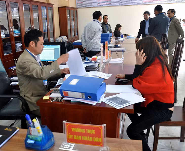 Cán bộ Bộ phận tiếp nhận và trả kết quả hiện đại xã Phong Dụ (huyện Tiên Yên) làm thủ tục cho người dân.