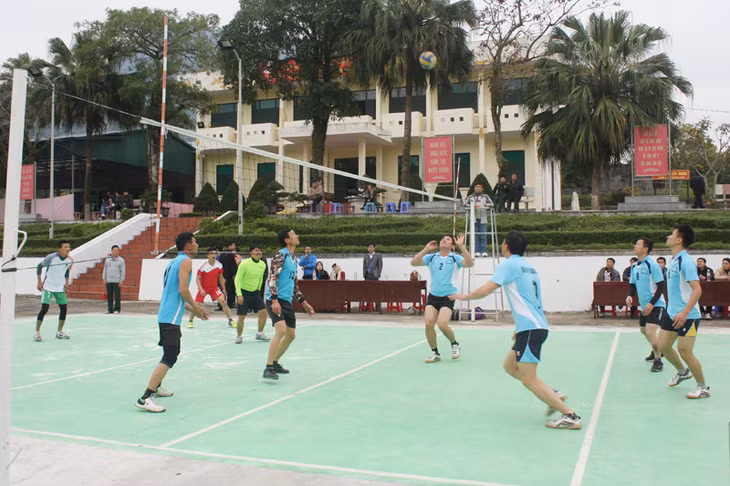 Đoàn giao lưu bóng chuyền với cán bộ, chiến sĩ Đồn Biên phòng Quảng Đức (Huyện Hải Hà)
