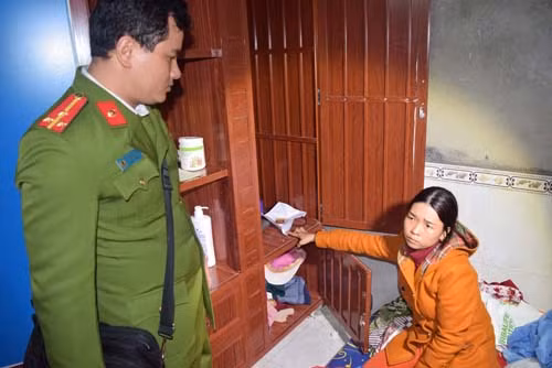 Đối tượng chỉ nơi cất giấu tài sản trộm được và bị lực lượng công an bắt giữ.