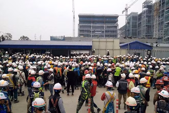 Vụ va chạm khiến nhiều công nhân tụ tập và lực lượng chức năng phải tiến hành hòa giải. (Nguồn: FB)