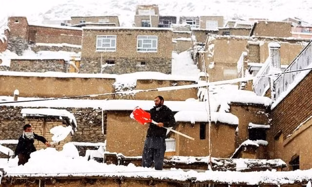 Người dân thủ đô Kabul, Afghanistan dọn tuyết trên mái nhà. (Ảnh: Reuters)