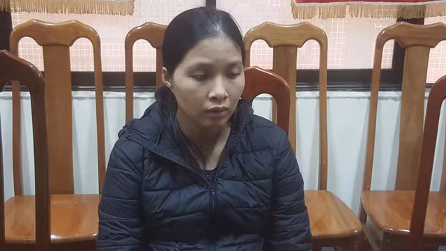 Cặp đôi móc túi mẹ chồng - con dâu cùng tang vật trộm cắp được tại cơ quan điều tra. (Ảnh: Công an tỉnh Lạng Sơn)