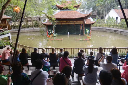 Ngành Du lịch cần đa dạng hóa và nâng cao chất lượng dịch vụ để du khách chi tiêu nhiều hơn. Trong ảnh: Khách quốc tế xem trình diễn múa rối nước tại Bảo tàng Dân tộc học Việt Nam. Ảnh: Anh Tuấn.