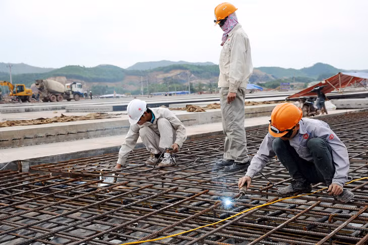 Làm sắt, thi công cuốn chiếu lớp bê tông mặt đường băng, sân đỗ dày 40cm.