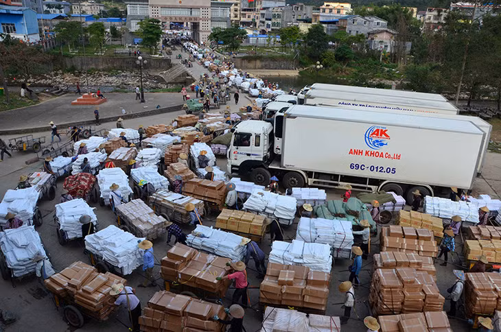 Hoạt động xuất nhập khẩu ở Cửa khẩu Bắc Phong Sinh tạo ra nhiều công ăn việc làm cho nhân dân vùng biên. 