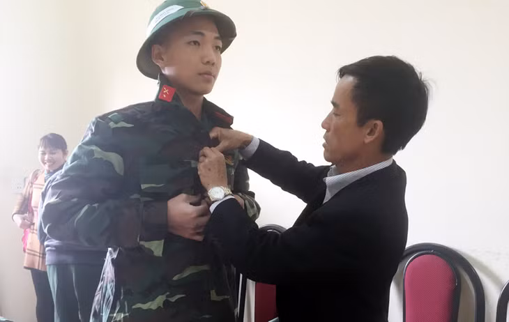 Tân binh nhận quân trang tại Ban Chỉ huy Quân sự phường Mạo Khê.
