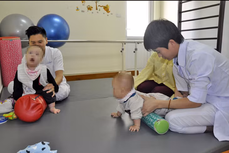 Hỗ trợ tập luyện vận động cho trẻ bại não tại Bệnh viện Sản Nhi tỉnh.