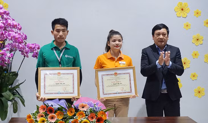 Ông Phạm Hồng Sơn, Phó Chủ tịch UBND TP Hạ Long tặng bằng khen cho 2 nhân viên của Sun Group