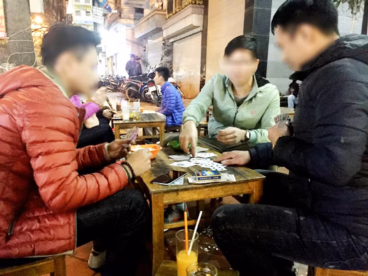 Nhiều thanh niên tập trung đánh “tá lả” ăn tiền tại một quán cà phê, phố Giếng Đồn, phường Trần Hưng Đạo, TP Hạ Long. (Ảnh chụp lúc 20 giờ 30 phút, ngày 11-2-2017)