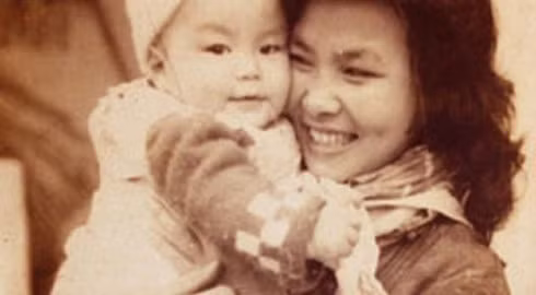 Nhà thơ Xuân Quỳnh và con trai. (Ảnh tư liệu)