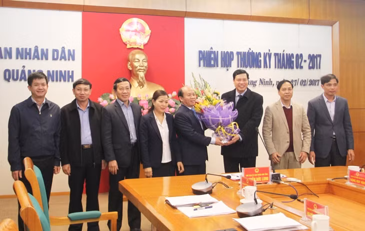 Nhân dịp kỷ niệm 62 năm ngày Thày thuốc Việt Nam, đồng chí Chủ tịch UBND tỉnh Nguyễn Đức Long và các đồng chí lãnh đạo tỉnh tặng hoa chúc mừng lãnh đạo Sở Y tế.