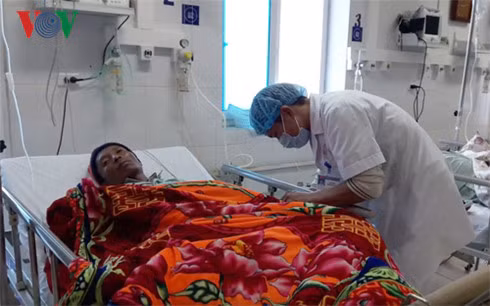Một nạn nhân đang được điều trị tại Bệnh viện Đa khoa tỉnh Lai Châu