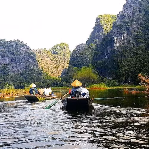  Một trong những trải nghiệm đầu tiên của chàng trai người Australia Marc Baybe trong lần khám phá Việt Nam chính là khu Tam Cốc ở tỉnh Ninh Bình. Ảnh BO 