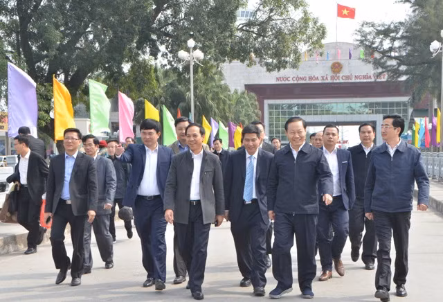 Phó Chủ tịch UBND tỉnh Đặng Huy Hậu tiễn đoàn công tác.