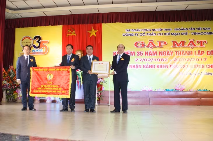 Tập đoàn Công nghiệp Than-Khoáng sản Việt Nam, Công đoàn Than-Khoáng sản Việt Nam tặng bằng khen và bức trướng cho Công ty.