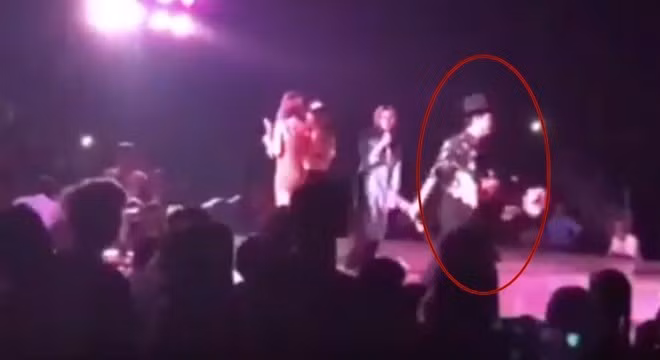 Trường Giang bỏ vào phía trong sau khi khán giả ném chai lên sân khấu. Ảnh: Cắt từ clip.