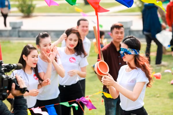 Chiều cùng ngày, các thí sinh được tham gia các trò chơi văn hoá dân gian truyền thống như: Đánh đu, đập niêu, kéo co, nhảy dây, thả diều, cà kheo…