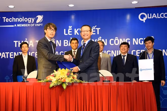 Ông Thiều Phương Nam (phải) cho biết, một trong những mục tiêu hàng đầu của Qualcomm là hỗ trợ ngành công nghiệp công nghệ Việt Nam phát triển. (Nguồn: VNPT)