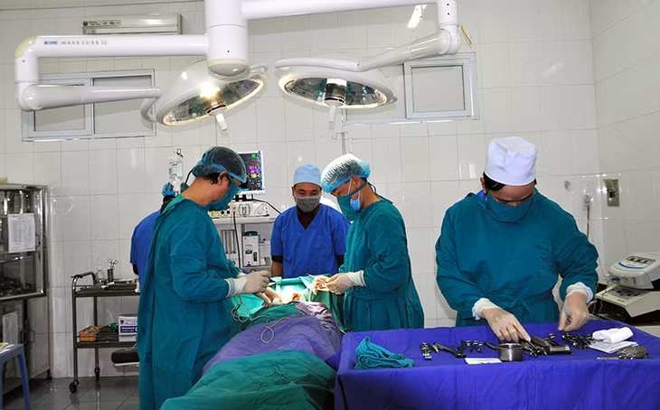 Thực hiện phẫu thuật nối xương đòn cho bệnh nhân tại Trung tâm Y tế huyện Hải Hà.