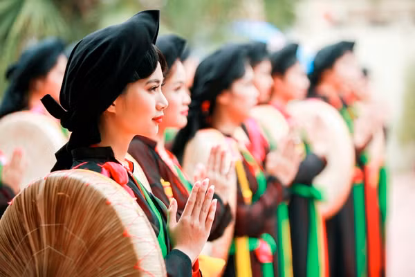 Trong tà áo tứ thân, chít khăn mỏ quạ, tay cầm nón quai thao… những vẻ đẹp của tuổi mười chín đôi mươi trở nên ngọt ngào đến lạ. Các cô gái của Người đẹp Kinh Bắc đã thật sự mang đến những vẻ đẹp bất ngờ qua mỗi phần trình diễn của chặng đồng hành cùng cuộc thi.