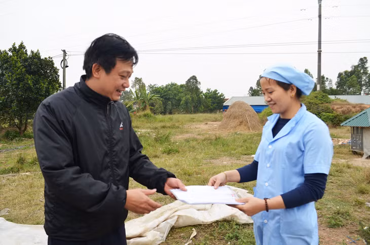 cán bộ Phòng Kinh tế TP Móng cái tuyên truyền phòng chống dịch cúm gia cầm A/H7N9 cho một hộ chăn nuôi tại phường Ninh Dương