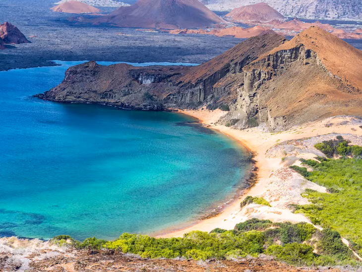 2. Quần đảo Galapagos. Quần đảo gồm 13 đảo chính, 6 đảo nhỏ và 107 khối đá nằm ở phía Tây ngoài khơi bờ biển Ecuador, thuộc Thái Bình Dương, có tổng diện tích 8.010 km2. Quần đảo này nằm ở vị trí được xem là điểm nóng địa chất, nơi vỏ Trái Đất vẫn còn yếu do nham thạch phía dưới. Hòn đảo già nhất trong quần đảo được hình thành cách đây từ 5 - 10 triệu năm. Trong khi những hòn đảo trẻ nhất (Isabela và Fernandina) vẫn đang được hình thành và tạo ra các đợt phun trào núi lửa, lần phun trào mới nhất là năm 2005.