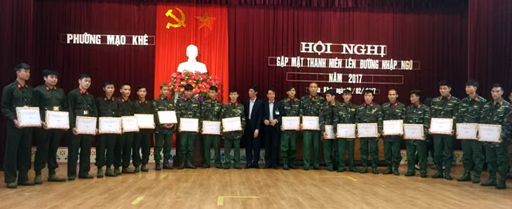 Lãnh đạo phường Mạo Khê tặng quà tân binh chuẩn bị nhập ngũ năm 2017.